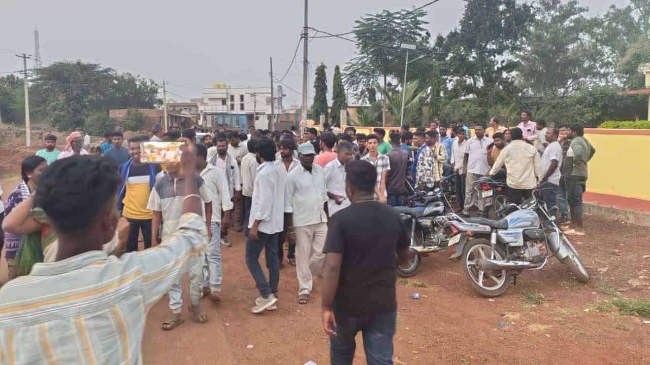 ಬೀದರ್: ಜಾತ್ರೆಗೆ ಬಂದಿದ್ದಕ್ಕೆ ದಲಿತರ ಮೇಲೆ ಸವರ್ಣೀಯರಿಂದ ಹಲ್ಲೆ, ಕೇಸ್ ಬುಕ್ ಬೀದರ್: ಜಾತ್ರೆಗೆ ಬಂದಿದ್ದಕ್ಕೆ ದಲಿತರ ಮೇಲೆ ಸವರ್ಣೀಯರಿಂದ ಹಲ್ಲೆ, ಕೇಸ್ ಬುಕ್