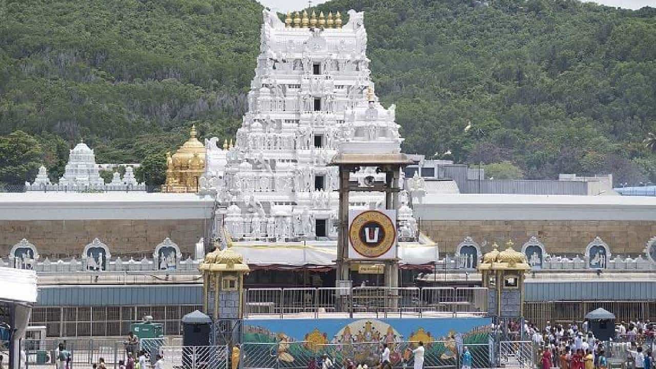 ತಿರುಪತಿ ದೇವಸ್ಥಾನದ ಆಡಳಿತದಿಂದ ಹಿಂದೂಯೇತರರು ಹೊರಕ್ಕೆ: ಟಿಟಿಡಿ ನಿರ್ಧಾರ ತಿರುಪತಿ ದೇವಸ್ಥಾನದ ಆಡಳಿತದಿಂದ ಹಿಂದೂಯೇತರರು ಹೊರಕ್ಕೆ: ಟಿಟಿಡಿ ನಿರ್ಧಾರ