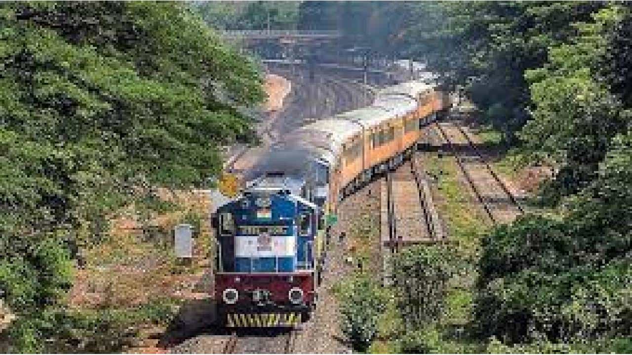 ಕೇರಳ: ರೈಲ್ವೆ ಗುತ್ತಿಗೆ ಕಾರ್ಮಿಕರ ಮೇಲೆ ಹರಿದ ಎಕ್ಸ್ಪ್ರೆಸ್ ರೈಲು, ನಾಲ್ವರು ಸಾವು ಕೇರಳ: ರೈಲ್ವೆ ಗುತ್ತಿಗೆ ಕಾರ್ಮಿಕರ ಮೇಲೆ ಹರಿದ ಎಕ್ಸ್ಪ್ರೆಸ್ ರೈಲು, ನಾಲ್ವರು ಸಾವು