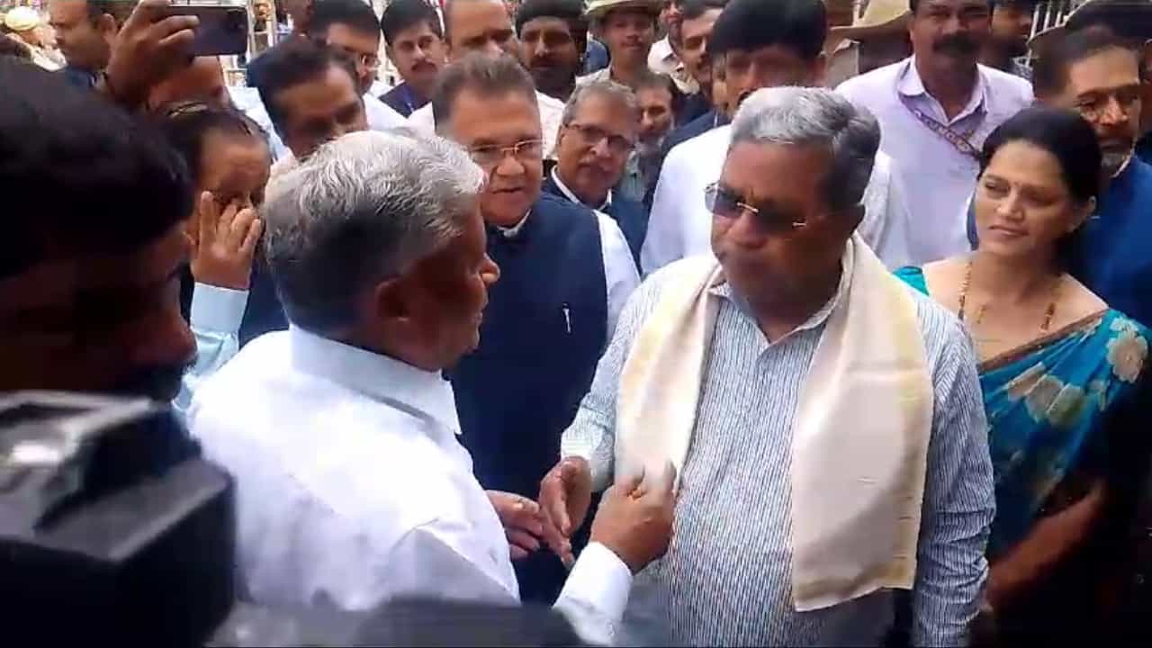 ಸಿದ್ದರಾಮಯ್ಯ, ಸೋಮಣ್ಣ ಮುಖಾಮುಖಿ: ಮುಡಾ ಬಗ್ಗೆ ನಡೀತು ಸ್ವಾರಸ್ಯಕರ ಚರ್ಚೆ! ವಿಡಿಯೋ ಇಲ್ಲಿದೆ ಸಿದ್ದರಾಮಯ್ಯ, ಸೋಮಣ್ಣ ಮುಖಾಮುಖಿ: ಮುಡಾ ಬಗ್ಗೆ ನಡೀತು ಸ್ವಾರಸ್ಯಕರ ಚರ್ಚೆ! ವಿಡಿಯೋ ಇಲ್ಲಿದೆ