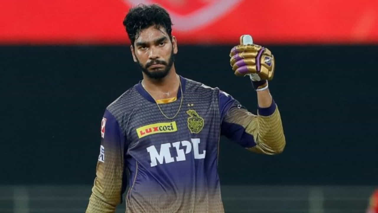 ಕಳೆದ ಆವೃತ್ತಿಯಲ್ಲಿ ಕೊಲ್ಕತ್ತಾ ನೈಟ್ ರೈಡರ್ಸ್ ತಂಡವನ್ನು ಚಾಂಪಿಯನ್ ಮಾಡುವಲ್ಲಿ ಪ್ರಮುಖ ಪಾತ್ರವಹಿಸಿದ್ದ ಆಲ್ರೌಂಡರ್ ವೆಂಕಟೇಶ್ ಅಯ್ಯರ್ ಮತ್ತೊಮ್ಮೆ ತನ್ನ ಹಳೆಯ ತಂಡದಲ್ಲೇ ಉಳಿಯುವಲ್ಲಿ ಯಶಸ್ವಿಯಾಗಿದ್ದಾರೆ. ಈ ದಿನದ ಮೊದಲ ಖರೀದಿಯಾಗಿ ಶಾರುಖ್ ಫ್ರಾಂಚೈಸ್ ವೆಂಕಟೇಶ್ ಅಯ್ಯರ್ ಅವರನ್ನು 23 ಕೋಟಿ 75 ಲಕ್ಷ ರೂ.ಗಳಿಗೆ ಖರೀದಿಸಿದೆ.