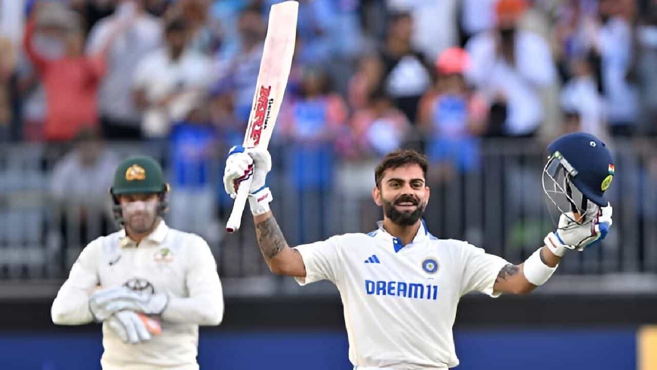 ಪರ್ತ್ನಲ್ಲಿ ನಡೆಯುತ್ತಿರುವ ಆಸ್ಟ್ರೇಲಿಯಾ ವಿರುದ್ಧದ ಮೊದಲ ಟೆಸ್ಟ್ ಪಂದ್ಯದಲ್ಲಿ ವಿರಾಟ್ ಕೊಹ್ಲಿ ಭರ್ಜರಿ ಶತಕ ಸಿಡಿಸಿ ಮಿಂಚಿದ್ದಾರೆ. ಈ ಪಂದ್ಯದ ದ್ವಿತೀಯ ಇನಿಂಗ್ಸ್ನಲ್ಲಿ 4ನೇ ಕ್ರಮಾಂಕದಲ್ಲಿ ಕಣಕ್ಕಿಳಿದ ಕೊಹ್ಲಿ 143 ಎಸೆತಗಳಲ್ಲಿ 2 ಸಿಕ್ಸ್ ಹಾಗೂ 8 ಫೋರ್ಗಳೊಂದಿಗೆ ಅಜೇಯ 100 ರನ್ ಬಾರಿಸಿದರು.