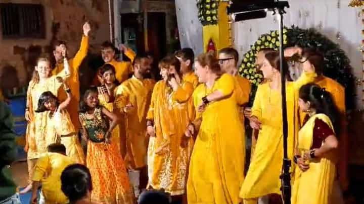 ಬಾಗಲಕೋಟೆ: ಸ್ನೇಹಿತನ ಮದುವೆಯಲ್ಲಿ ಕುಣಿದು ಕುಪ್ಪಳಿಸಿದ ವಿದೇಶಿಗರು ಬಾಗಲಕೋಟೆ: ಸ್ನೇಹಿತನ ಮದುವೆಯಲ್ಲಿ ಕುಣಿದು ಕುಪ್ಪಳಿಸಿದ ವಿದೇಶಿಗರು