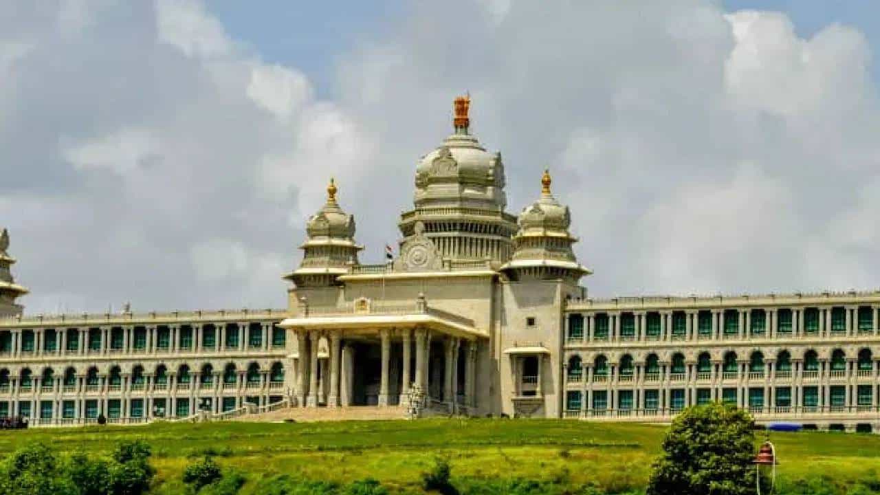 ಸರ್ಕಾರದ ವಿರುದ್ಧ ಮುಗಿಬೀಳಲು ವಿಪಕ್ಷ ಸಜ್ಜು: 2 ವಾರಕ್ಕಿಂತ ಹೆಚ್ಚು ದಿನ ಅಧಿವೇಶನ ನಡೆಸಲು ಮನವಿ ಸರ್ಕಾರದ ವಿರುದ್ಧ ಮುಗಿಬೀಳಲು ವಿಪಕ್ಷ ಸಜ್ಜು: 2 ವಾರಕ್ಕಿಂತ ಹೆಚ್ಚು ದಿನ ಅಧಿವೇಶನ ನಡೆಸಲು ಮನವಿ