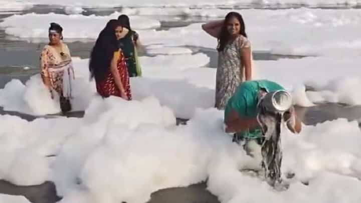 ಛಾತ್ ಪೂಜೆ ವೇಳೆ ಯಮುನಾ ನದಿಯ ವಿಷಕಾರಿ ನೊರೆಯಲ್ಲೇ ಕೂದಲು ತೊಳೆದ ಮಹಿಳೆ; ವಿಡಿಯೋ ವೈರಲ್ ಛಾತ್ ಪೂಜೆ ವೇಳೆ ಯಮುನಾ ನದಿಯ ವಿಷಕಾರಿ ನೊರೆಯಲ್ಲೇ ಕೂದಲು ತೊಳೆದ ಮಹಿಳೆ; ವಿಡಿಯೋ ವೈರಲ್