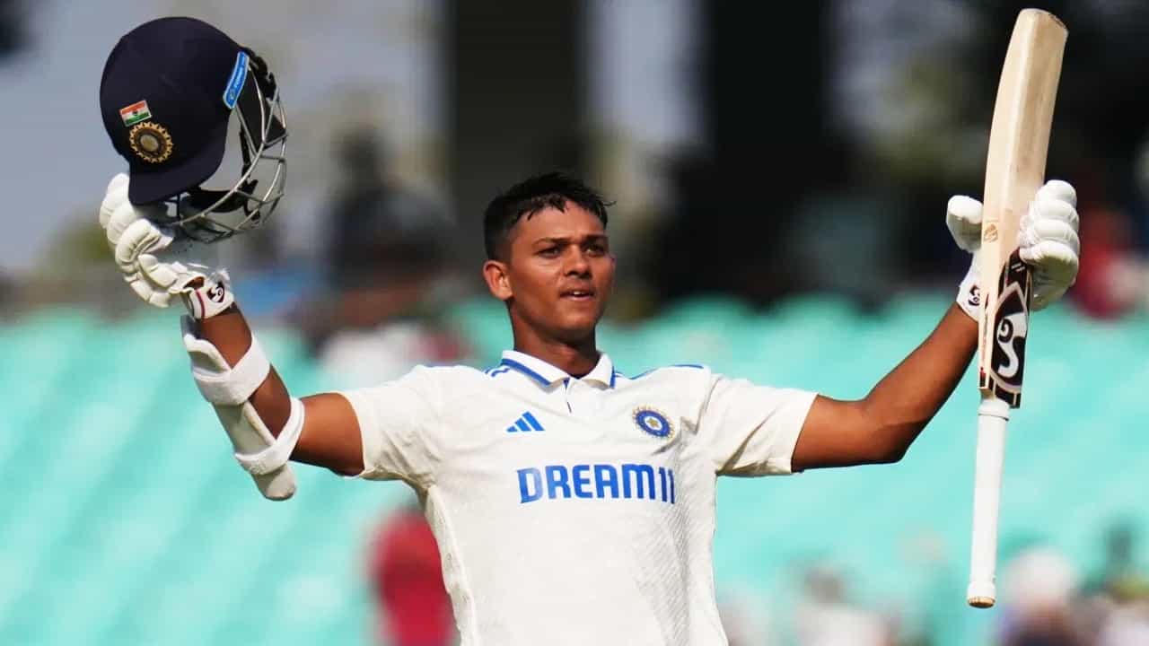 ಪರ್ತ್ನ ಒಪ್ಟಸ್ ಸ್ಟೇಡಿಯಂನಲ್ಲಿ ನಡೆಯುತ್ತಿರುವ ಆಸ್ಟ್ರೇಲಿಯಾ ವಿರುದ್ಧದ ಮೊದಲ ಟೆಸ್ಟ್ ಪಂದ್ಯದಲ್ಲಿ ಟೀಮ್ ಇಂಡಿಯಾ ಆರಂಭಿಕ ಆಟಗಾರ ಯಶಸ್ವಿ ಜೈಸ್ವಾಲ್ ಭರ್ಜರಿ ಶತಕ ಸಿಡಿಸಿದ್ದಾರೆ. ಈ ಪಂದ್ಯದ ದ್ವಿತೀಯ ಇನಿಂಗ್ಸ್ನಲ್ಲಿ ಆರಂಭಿಕನಾಗಿ ಕಣಕ್ಕಿಳಿದ ಜೈಸ್ವಾಲ್ 205 ಎಸೆತಗಳಲ್ಲಿ ಸೆಂಚುರಿ ಪೂರೈಸಿದರು.
