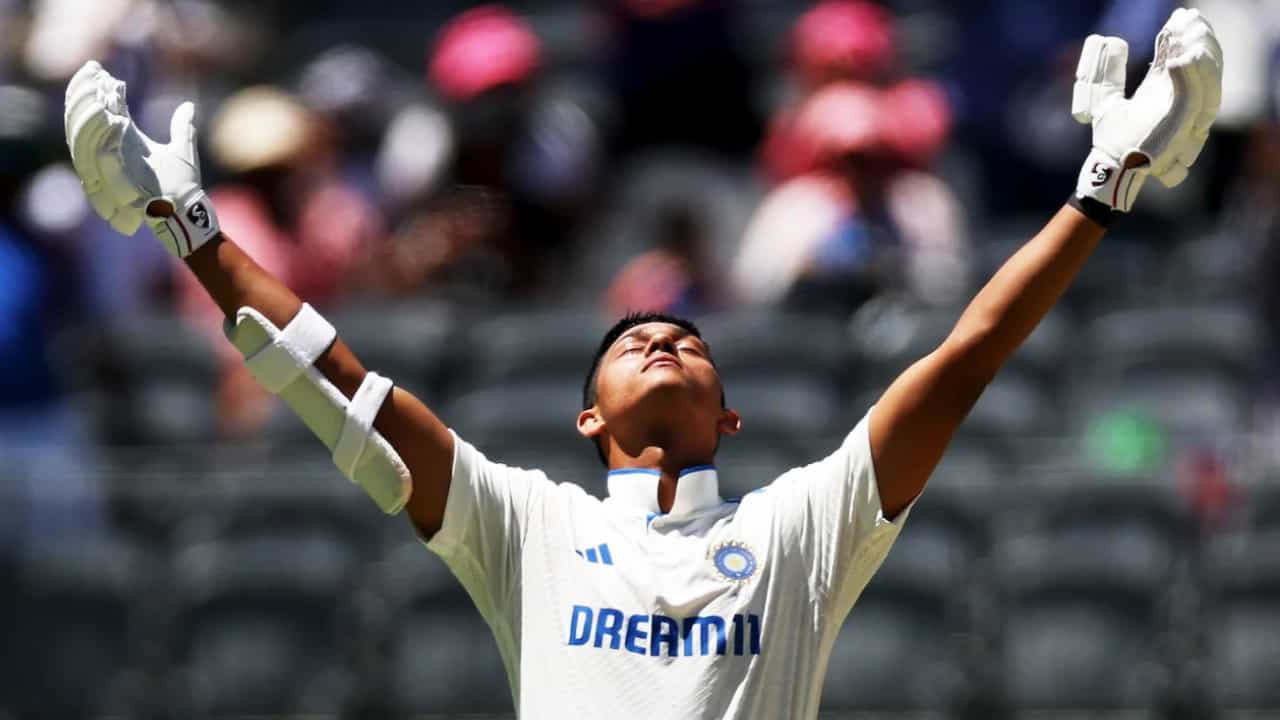 ಪರ್ತ್ ಟೆಸ್ಟ್ನಲ್ಲಿ ಭರ್ಜರಿ ಸೆಂಚುರಿ ಸಿಡಿಸಿ ಯಶಸ್ವಿ ಜೈಸ್ವಾಲ್ ದಾಖಲೆಗಳ ಮೇಲೆ ದಾಖಲೆ ನಿರ್ಮಿಸಿದ್ದಾರೆ. ಅದು ಕೂಡ ತಮ್ಮ 22ನೇ ವಯಸ್ಸಿನಲ್ಲಿ ಎಂಬುದು ವಿಶೇಷ. ಆಸ್ಟ್ರೇಲಿಯಾ ವಿರುದ್ಧದ ಈ ಪಂದ್ಯದ 2ನೇ ಇನಿಂಗ್ಸ್ನಲ್ಲಿ ಆರಂಭಿಕನಾಗಿ ಕಣಕ್ಕಿಳಿದ ಜೈಸ್ವಾಲ್ 205 ಎಸೆತಗಳಲ್ಲಿ ಶತಕ ಪೂರೈಸಿದರು.