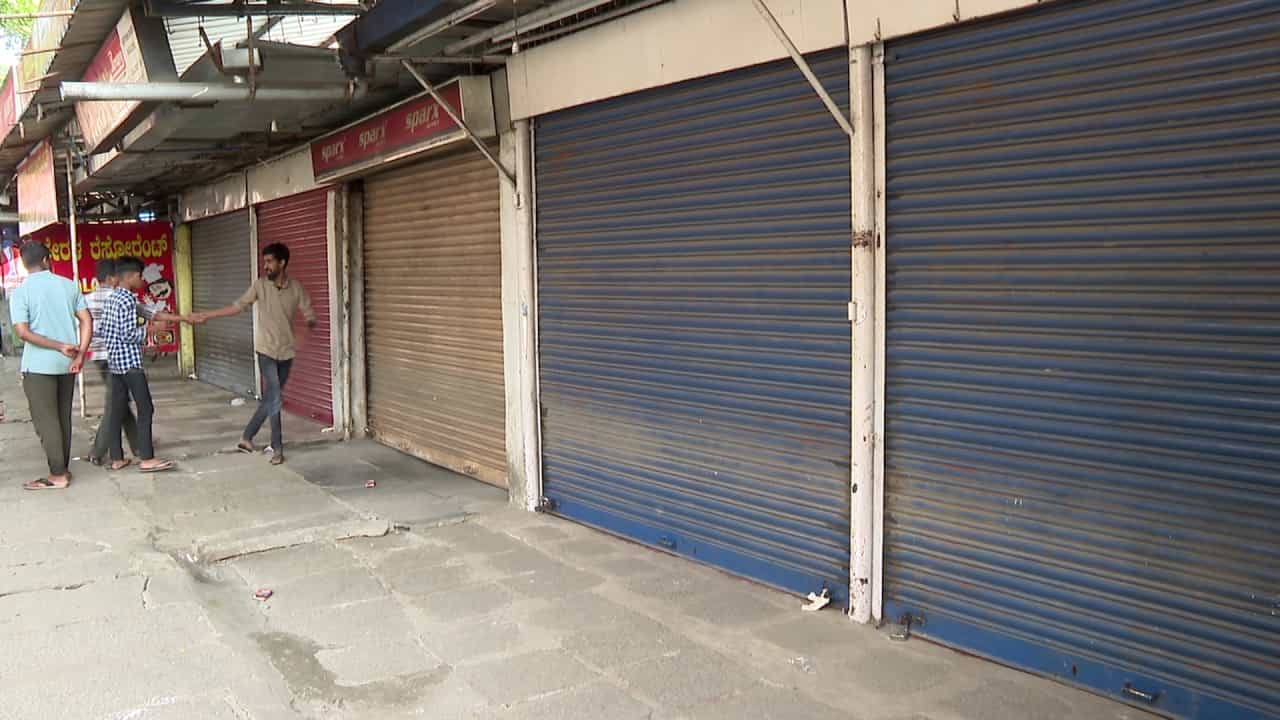 ಬಿಬಿಎಂಪಿ ತೆರಿಗೆ ಬಾಕಿ ಉಳಿಸಿಕೊಂಡ ಯಶವಂತಪುರ ಮಾರುಕಟ್ಟೆಯ 32 ಅಂಗಡಿಗಳಿಗೆ ಬೀಗ ಬಿಬಿಎಂಪಿ ತೆರಿಗೆ ಬಾಕಿ ಉಳಿಸಿಕೊಂಡ ಯಶವಂತಪುರ ಮಾರುಕಟ್ಟೆಯ 32 ಅಂಗಡಿಗಳಿಗೆ ಬೀಗ