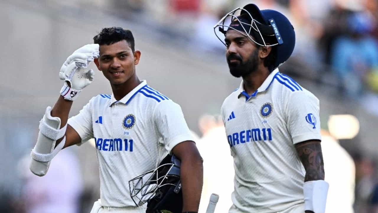 ಪರ್ತ್ನಲ್ಲಿ ನಡೆಯುತ್ತಿರುವ ಭಾರತ ಮತ್ತು ಆಸ್ಟ್ರೇಲಿಯಾ ನಡುವಣ ಮೊದಲ ಟೆಸ್ಟ್ ಪಂದ್ಯದ ದ್ವಿತೀಯ ಇನಿಂಗ್ಸ್ನಲ್ಲಿ ಟೀಮ್ ಇಂಡಿಯಾ ಭರ್ಜರಿ ಬ್ಯಾಟಿಂಗ್ ಮುಂದುವರೆಸಿದೆ. ಈ ಭರ್ಜರಿ ಬ್ಯಾಟಿಂಗ್ನೊಂದಿಗೆ ಭಾರತ ತಂಡದ ಆರಂಭಿಕರಾದ ಕೆಎಲ್ ರಾಹುಲ್ ಹಾಗೂ ಯಶಸ್ವಿ ಜೈಸ್ವಾಲ್ ಹೊಸ ಇತಿಹಾಸ ನಿರ್ಮಿಸಿದ್ದಾರೆ.