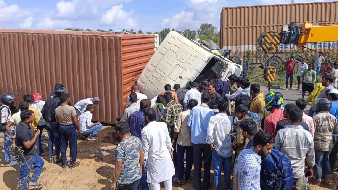 ಈ ಭೀಕರ ಅಪಘಾತ ಅಪಘಾತ ಬೆಂಗಳೂರು ಗ್ರಾಮಾಂತರ ಜಿಲ್ಲೆ ನೆಲಮಂಗಲ ತಾಲೂಕಿನ ಗ್ರಾಮ  ತಾಳೇಕೆರೆ ಗ್ರಾಮದ  ರಾಷ್ಟ್ರೀಯ ಹೆದ್ದಾರಿ 4ರಲ್ಲಿ ಫುಲ್ ಟ್ರಾಫಿಕ್ ಜಾಮ್ ಆಗಿದೆ.  ಸುಮಾರು 1 ಕಿಲೋ ಮೀಟರ್​​ವರೆಗೆ ವಾಹನಗಳು ಸಾಲುಗಟ್ಟಿ ನಿಂತಿವೆ.