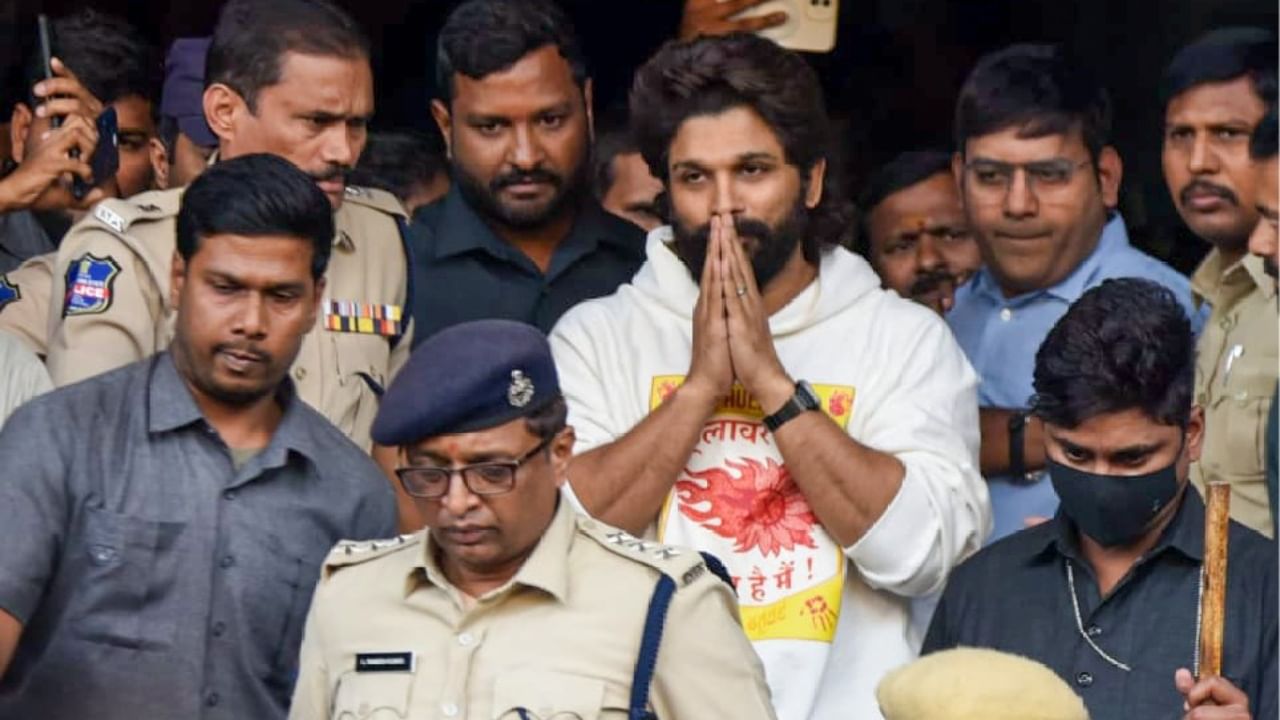 ಸಂಧ್ಯಾ ಥಿಯೇಟರ್ ಕಾಲ್ತುಳಿತ: ಮೃತ ಮಹಿಳೆ ಕುಟುಂಬಕ್ಕೆ 2 ಕೋಟಿ ಕೊಟ್ಟ ಅಲ್ಲು ಅರ್ಜುನ್ ಸಂಧ್ಯಾ ಥಿಯೇಟರ್ ಕಾಲ್ತುಳಿತ: ಮೃತ ಮಹಿಳೆ ಕುಟುಂಬಕ್ಕೆ 2 ಕೋಟಿ ಕೊಟ್ಟ ಅಲ್ಲು ಅರ್ಜುನ್