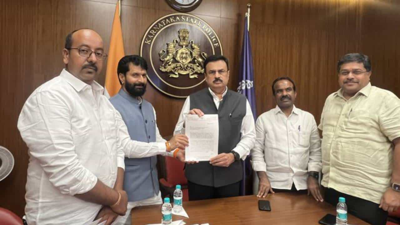 ಡಿಜಿಪಿ ಅಲೋಕ್ ಮೋಹನ್ಗೆ ಸಿಟಿ ರವಿ ದೂರು: ಡಿಕೆ ಶಿವಕುಮಾರ್, ಲಕ್ಷ್ಮೀ ಹೆಬ್ಬಾಳ್ಕರ್ ವಿರುದ್ಧ ಆರೋಪ ಡಿಜಿಪಿ ಅಲೋಕ್ ಮೋಹನ್ಗೆ ಸಿಟಿ ರವಿ ದೂರು: ಡಿಕೆ ಶಿವಕುಮಾರ್, ಲಕ್ಷ್ಮೀ ಹೆಬ್ಬಾಳ್ಕರ್ ವಿರುದ್ಧ ಆರೋಪ