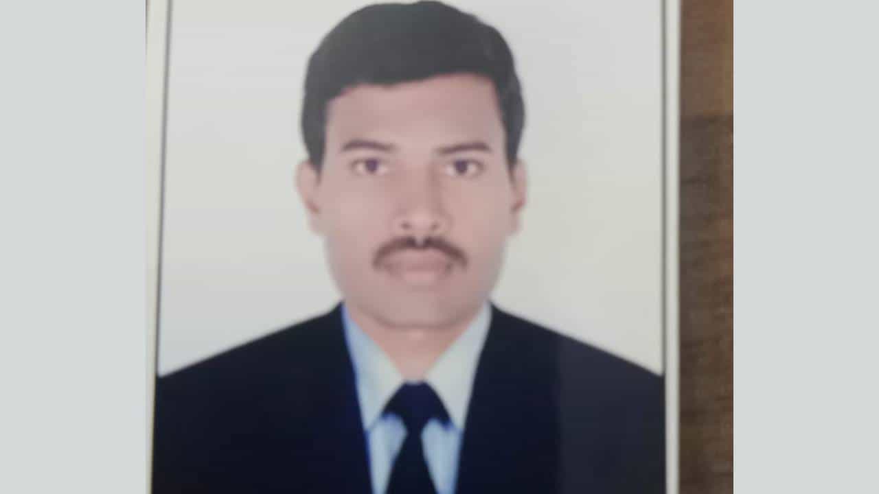 ಡೆತ್ನೋಟ್ ಕೈಯಲ್ಲಿ ಹಿಡಿದುಕೊಂಡೇ ಕೆಎಸ್ಡಿಎಲ್ ಅಧಿಕಾರಿ ಆತ್ಮಹತ್ಯೆ ಡೆತ್ನೋಟ್ ಕೈಯಲ್ಲಿ ಹಿಡಿದುಕೊಂಡೇ ಕೆಎಸ್ಡಿಎಲ್ ಅಧಿಕಾರಿ ಆತ್ಮಹತ್ಯೆ