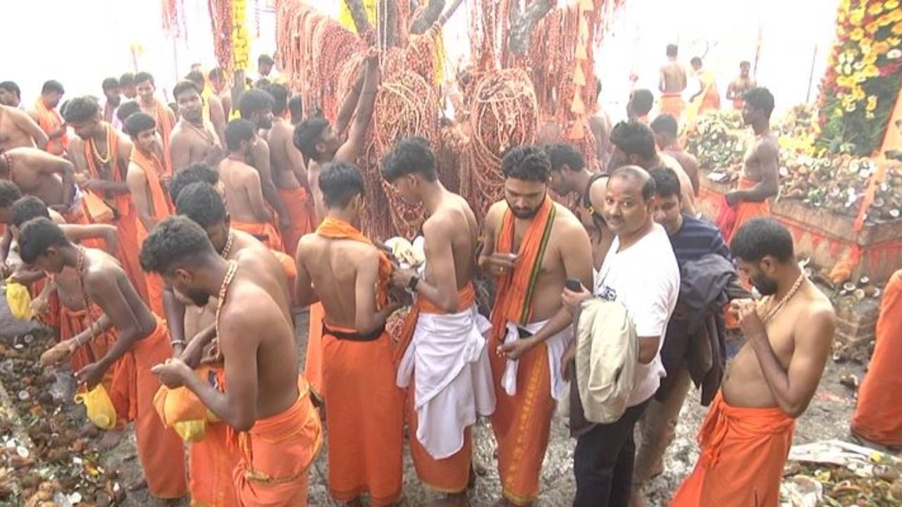 ಕೊಪ್ಪಳ ಜಿಲ್ಲೆಯ ಗಂಗಾವತಿ ತಾಲೂಕಿನಲ್ಲಿರುವ ಅಂಜನಾದ್ರಿ ಬೆಟ್ಟದ ಮೇಲಿರುವ ಆಂಜನೇಯ ದೇವಸ್ಥಾನ, ಹನುಮ ಭಕ್ತರ ಆರಾಧ್ಯ ಕೇಂದ್ರವಾಗಿದೆ. ಪ್ರತಿವರ್ಷ ಹನುಮ ಮಾಲೆ ವಿಸರ್ಜನೆಗೆ ನಾಡಿನ ವಿವಿಧಡೆಯಿಂದ ಸಾವಿರಾರು ಹನುಮ ಭಕ್ತರು ಅಂಜನಾದ್ರಿಗೆ ಬರುತ್ತಾರೆ. ಮಾರ್ಗಶಿರ ಶುದ್ದ ತ್ರಯೋದಶಿಯಂದು ಸಂಕಲ್ಪ ಮಾಡಿ ಮಾಲೆಯನ್ನು ಧರಿಸಿ ವೃತವನ್ನು ಆಚರಿಸಿದರೆ ಇಷ್ಟಾರ್ಥಗಳು ಈಡೇರುತ್ತವೆ ಎಂಬ ನಂಬಿಕೆ ಆಂಜನೇಯನ ಭಕ್ತರಲ್ಲಿದೆ. ಹೀಗಾಗಿ ಅನೇಕ ದಿನಗಳ ಹಿಂದೆಯೇ ಮಾಲೆ ಧರಿಸಿದ್ದ ಸಾವಿರಾರು ಮಾಲಾಧಾರಿಗಳು ಅಂಜನಾದ್ರಿಗೆ ಬಂದು ಆಂಜನೇಯನ ದರ್ಶನ ಪಡೆದು ಮಾಲೆಯನ್ನು ವಿಸರ್ಜನೆ ಮಾಡಿದ್ದಾರೆ. 
