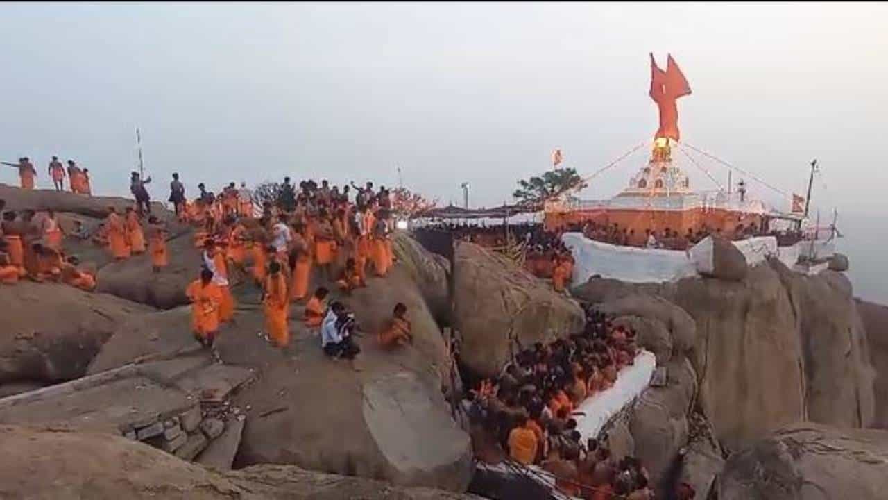ಅಂಜನಾದ್ರಿ, ರಾಮನ ಭಂಟ ಹನುಮನ ಜನ್ಮಸ್ಥಳ ಅಂತಲೇ ಪ್ರಸಿದ್ದಿಯಾಗಿದೆ. ಹನುಮ ಮಾಲೆ ಧರಿಸಿ, ವೃತ ಆಚರಿಸಿದ್ರೆ ಇಷ್ಟಾರ್ಥ ಸಿದ್ದಿಯಾಗುತ್ತವೆ ಅನ್ನೋ ನಂಬಿಕೆ ಹನುಮ ಭಕ್ತರದಲ್ಲಿದೆ. ಅಂಜನಾದ್ರಿಗೆ ಇಂದು ಹನುಮಮಾಲೆ ವಿಸರ್ಜಿಸಲಿಕ್ಕೆ ದೇಶದ ವಿವಿಧ ಮೂಲೆಗಳಿಂದ ಸಾವಿರಾರು ಹನುಮ ಭಕ್ತರು ಆಗಮಿಸಿದ್ದರು. ಇಡೀ ಅಂಜನಾದ್ರಿ ಇಂದು ಹನುಮ ಭಕ್ತರಿಂದ ತುಂಬಿ ತುಳುಕುತ್ತಿತ್ತು. ಮತ್ತೊಂದಡೆ ನಡೆದ ಸಂಕೀರ್ತನಾ ಯಾತ್ರೆ ಹಿಂದೂ-ಮುಸ್ಲಿಂ ಭಾವೈಕ್ಯತೆಗೆ ಸಾಕ್ಷಿಯಾಗಿದೆ.