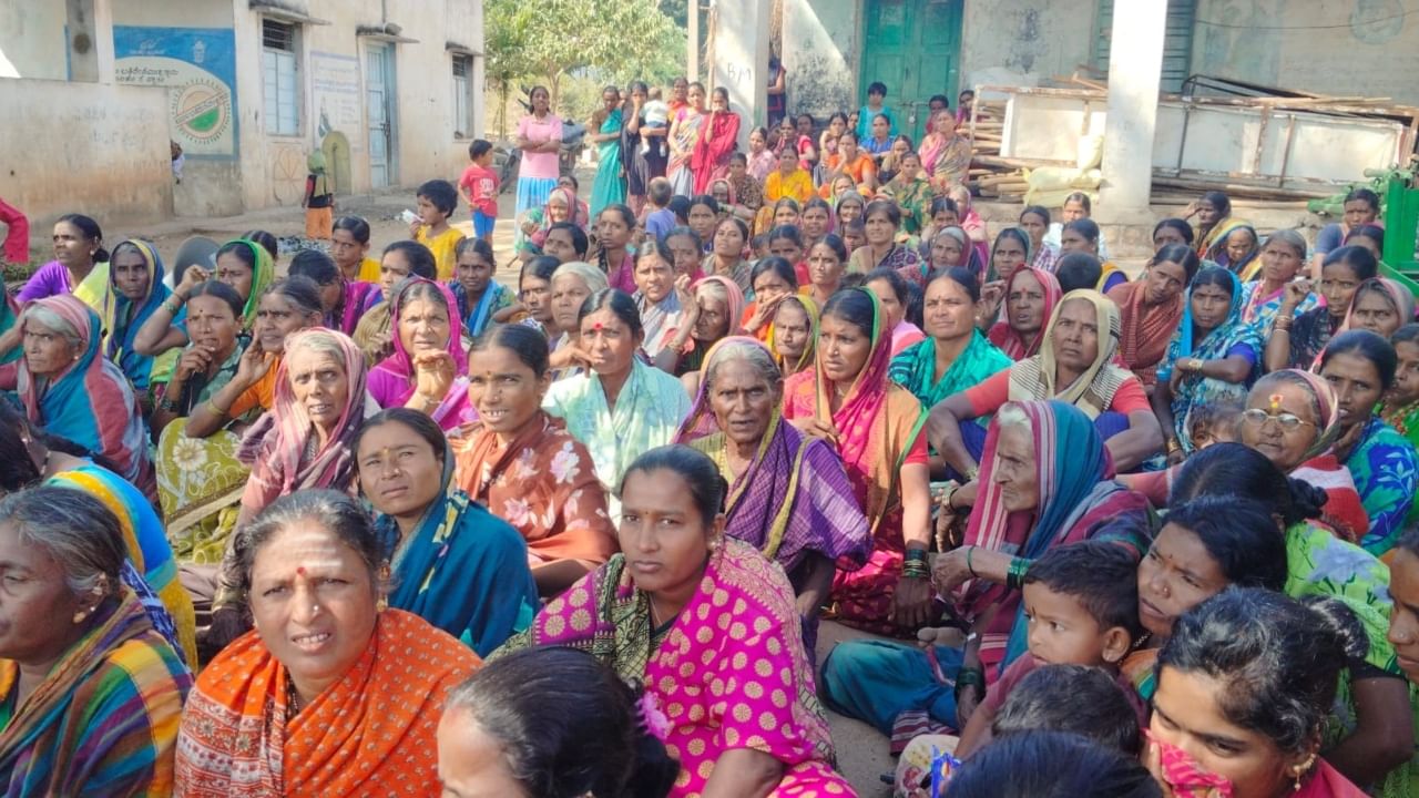 Arishinakeri Village Women Protest