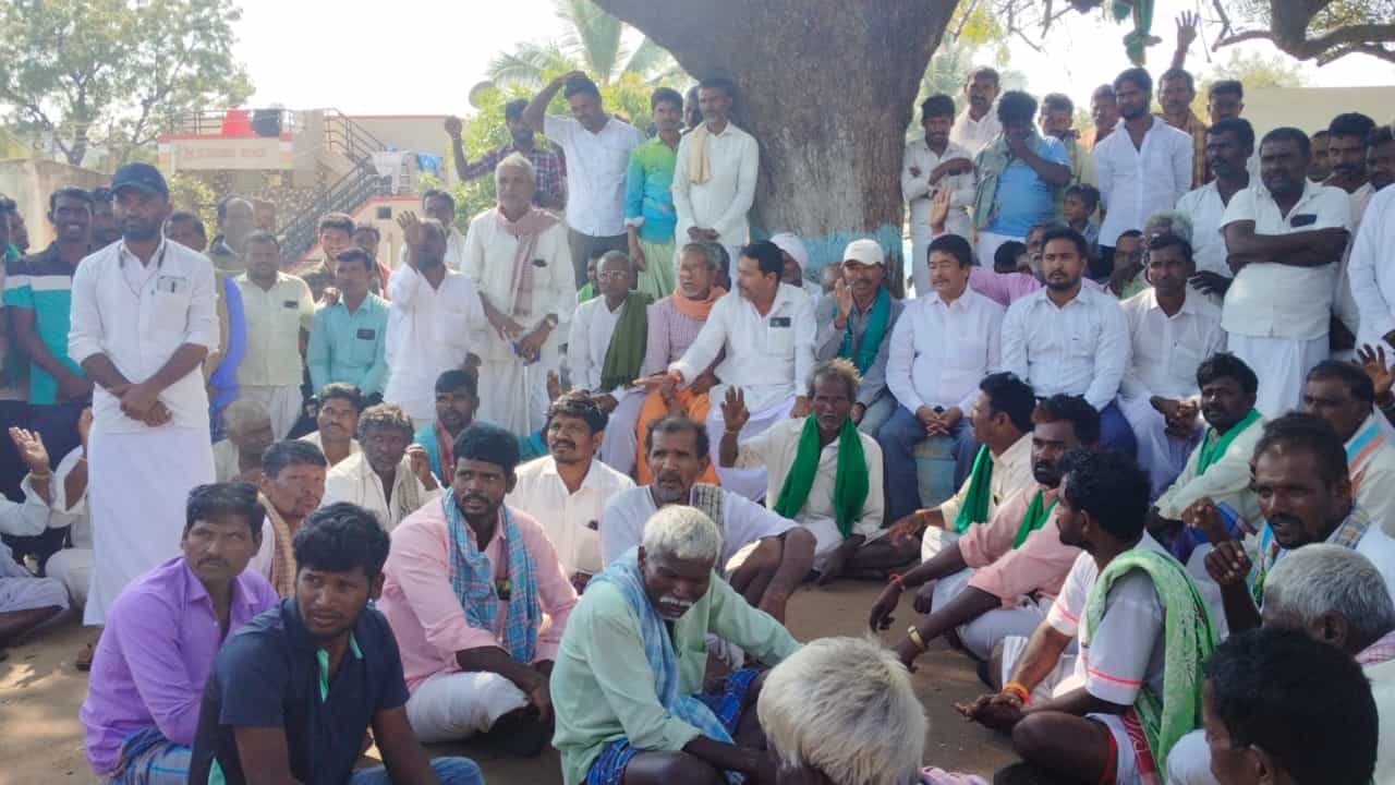ಪ್ರಾಣ ಬಿಟ್ಟೇವು ಭೂಮಿ ಬಿಡಲ್ಲ: ಪರಮಾಣು ವಿದ್ಯುತ್ ಸ್ಥಾವರ ಆರಂಭಕ್ಕೆ ಕೊಪ್ಪಳ ಅರಸಿನಕೇರಿ ಗ್ರಾಮಸ್ಥರ ವಿರೋಧ ಪ್ರಾಣ ಬಿಟ್ಟೇವು ಭೂಮಿ ಬಿಡಲ್ಲ: ಪರಮಾಣು ವಿದ್ಯುತ್ ಸ್ಥಾವರ ಆರಂಭಕ್ಕೆ ಕೊಪ್ಪಳ ಅರಸಿನಕೇರಿ ಗ್ರಾಮಸ್ಥರ ವಿರೋಧ
