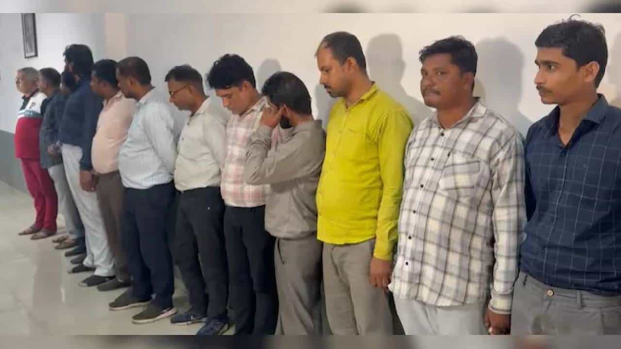 Fake Medical Degree: 8ನೇ ತರಗತಿ ಪಾಸಾದವರಿಗೂ ವೈದ್ಯಕೀಯ ಪದವಿ, 14 ನಕಲಿ ವೈದ್ಯರ ಬಂಧನ Fake Medical Degree: 8ನೇ ತರಗತಿ ಪಾಸಾದವರಿಗೂ ವೈದ್ಯಕೀಯ ಪದವಿ, 14 ನಕಲಿ ವೈದ್ಯರ ಬಂಧನ