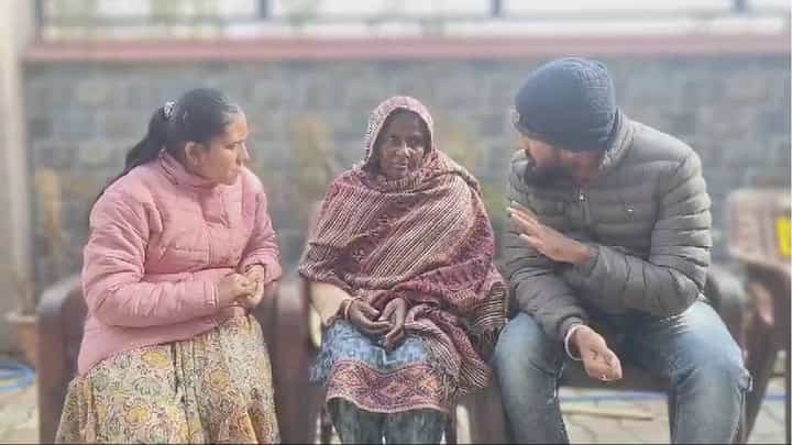 ಬಳ್ಳಾರಿ: ಮನೆಯಿಂದ ದೂರವಾಗಿ 25 ವರ್ಷಗಳ ಬಳಿಕ ಪತ್ತೆಯಾದ ಮಹಿಳೆ ಬಳ್ಳಾರಿ: ಮನೆಯಿಂದ ದೂರವಾಗಿ 25 ವರ್ಷಗಳ ಬಳಿಕ ಪತ್ತೆಯಾದ ಮಹಿಳೆ