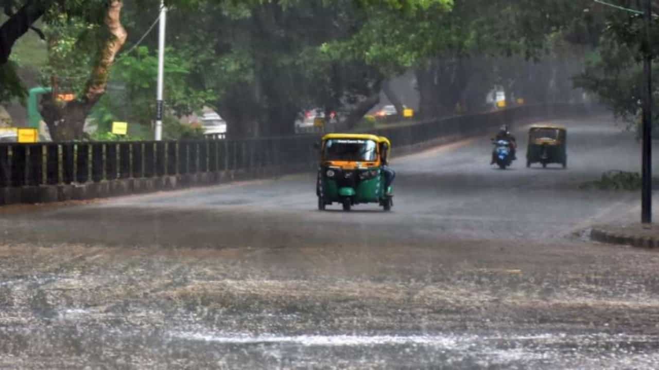 ಬೆಂಗಳೂರನ್ನೂ ನಡುಗಿಸುತ್ತಿದೆ ಫೆಂಗಲ್, ಎಡೆಬಿಡದೇ ಸುರಿಯುತ್ತಿದೆ ಮಳೆ: ಕರ್ನಾಟಕದಾದ್ಯಂತ ಚಂಡಮಾರುತ ಪ್ರಭಾವ ಬೆಂಗಳೂರನ್ನೂ ನಡುಗಿಸುತ್ತಿದೆ ಫೆಂಗಲ್, ಎಡೆಬಿಡದೇ ಸುರಿಯುತ್ತಿದೆ ಮಳೆ: ಕರ್ನಾಟಕದಾದ್ಯಂತ ಚಂಡಮಾರುತ ಪ್ರಭಾವ