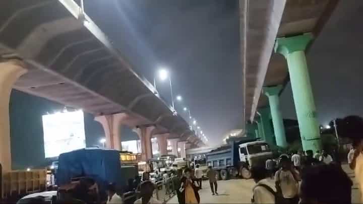ಬೆಂಗಳೂರು: ಟ್ರಾಫಿಕ್ ಪೊಲೀಸ್ ಹಲ್ಲೆ ಮಾಡಿದ್ದಕ್ಕೆ ರಸ್ತೆಗೆ ಅಡ್ಡಲಾಗಿ ಕಂಟೈನರ್ ನಿಲ್ಲಿಸಿದ ಚಾಲಕ, ಟ್ರಾಫಿಕ್ ಜಾಮ್ ಬೆಂಗಳೂರು: ಟ್ರಾಫಿಕ್ ಪೊಲೀಸ್ ಹಲ್ಲೆ ಮಾಡಿದ್ದಕ್ಕೆ ರಸ್ತೆಗೆ ಅಡ್ಡಲಾಗಿ ಕಂಟೈನರ್ ನಿಲ್ಲಿಸಿದ ಚಾಲಕ, ಟ್ರಾಫಿಕ್ ಜಾಮ್