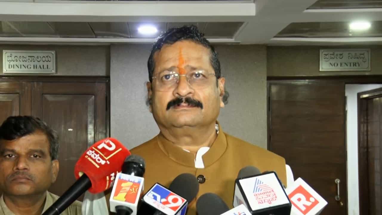ದೆಹಲಿಯಲ್ಲಿ ಯತ್ನಾಳ್ಗೆ ಬಿಜೆಪಿ ಹೈಕಮಾಂಡ್ ಕಿವಿಮಾತು: ಪಾಠಕ್ ಶಿಸ್ತಿನ ಪಾಠ ದೆಹಲಿಯಲ್ಲಿ ಯತ್ನಾಳ್ಗೆ ಬಿಜೆಪಿ ಹೈಕಮಾಂಡ್ ಕಿವಿಮಾತು: ಪಾಠಕ್ ಶಿಸ್ತಿನ ಪಾಠ