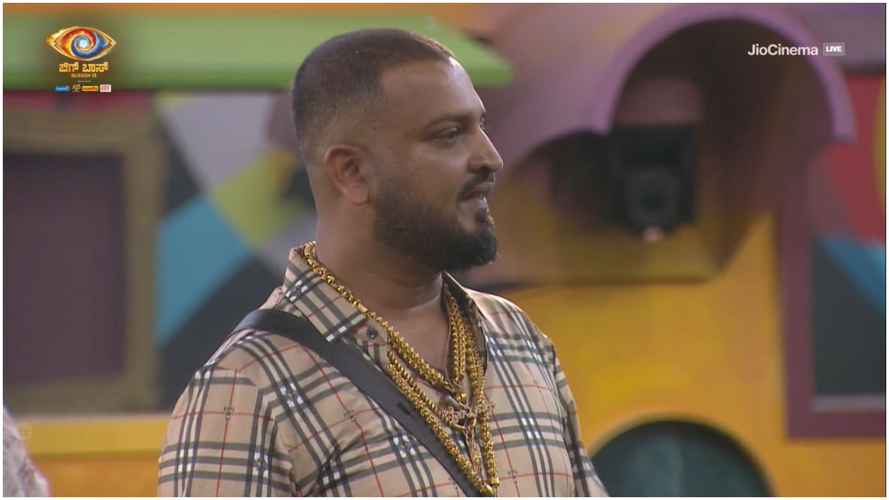 ಬಿಗ್ ಬಾಸ್ ಎಂದರೆ ಏನು ಎಂದು ಎಲ್ಲ ಸ್ಪರ್ಧಿಗಳಿಗೆ ವರ್ತೂರು ಸಂತೋಷ್ ವಿವರಿಸಿದ್ದಾರೆ. ಟಾಸ್ಕ್ ಯಾವ ರೀತಿ ಆಡಬೇಕು ಎಂದು ಕೂಡ ಅವರು ತಿಳಿಸಿ ಹೇಳಿದ್ದಾರೆ. ಬಳಿಕ ದೊಡ್ಮನೆಯ ಸದಸ್ಯರಿಂದ ನಾಮಿನೇಷನ್ ಪ್ರಕ್ರಿಯೆಯನ್ನು ವರ್ತೂರು ಸಂತೋಷ್ ಮಾಡಿಸಿದ್ದಾರೆ.