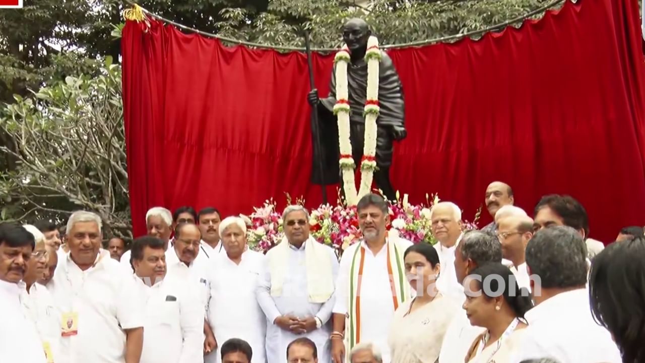 ಗಾಂಧಿ ಭಾರತ: ವೀರಸೌಧದಲ್ಲಿ ಗಾಂಧಿ ಪ್ರತಿಮೆ ಅನಾವರಣಗೊಳಿಸಿದ ಸಿದ್ದರಾಮಯ್ಯ, ಡಿಕೆ ಶಿವಕುಮಾರ್