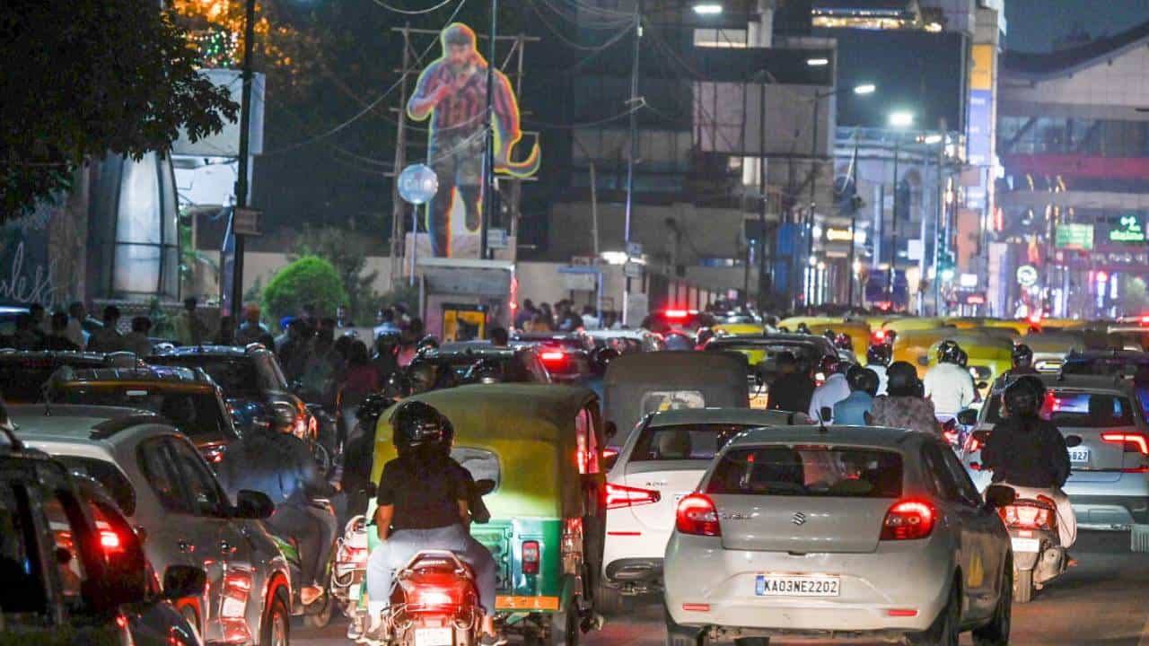 New Year: ಬೆಂಗಳೂರಿನ ಈ ರಸ್ತೆಗಳಲ್ಲಿ ವಾಹನ ಸಂಚಾರ ನಿಷೇಧ, ವಾಹನ ನಿಲುಗಡೆ ನಿಷೇಧ New Year: ಬೆಂಗಳೂರಿನ ಈ ರಸ್ತೆಗಳಲ್ಲಿ ವಾಹನ ಸಂಚಾರ ನಿಷೇಧ, ವಾಹನ ನಿಲುಗಡೆ ನಿಷೇಧ