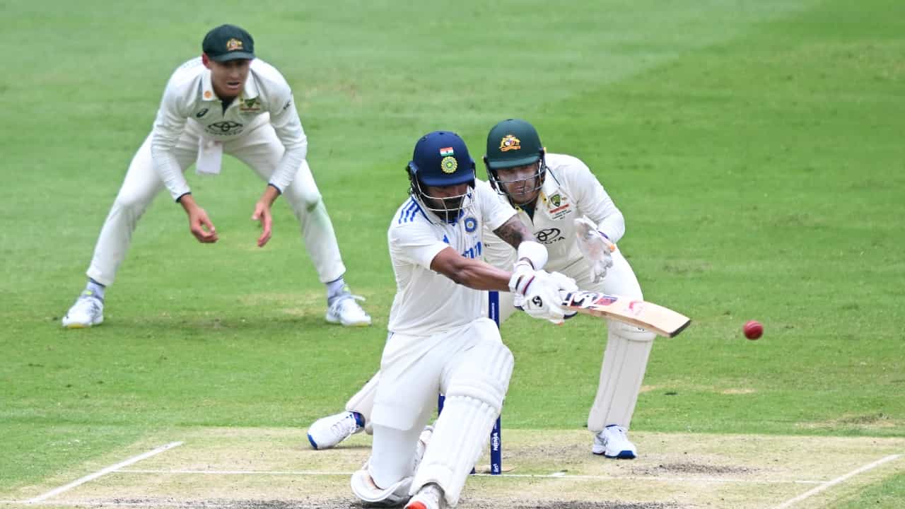 ಭಾರತ ಮತ್ತು ಆಸ್ಟ್ರೇಲಿಯಾ ನಡುವೆ ಬ್ರಿಸ್ಬೇನ್ನ ಗಾಬಾದಲ್ಲಿ ನಡೆದ ಬಾರ್ಡರ್-ಗವಾಸ್ಕರ್ ಟ್ರೋಫಿ ಟೆಸ್ಟ್ ಸರಣಿಯ ಮೂರನೇ ಪಂದ್ಯ ಡ್ರಾನಲ್ಲಿ ಅಂತ್ಯಗೊಂಡಿದೆ. ಹೀಗಾಗಿ ಐದು ಪಂದ್ಯಗಳ ಟೆಸ್ಟ್ ಸರಣಿ ಸದ್ಯ 1-1ರಲ್ಲಿ ಸಮಬಲಗೊಂಡಿದೆ. ಇದೀಗ ಸರಣಿಯ ನಾಲ್ಕನೇ ಹಾಗೂ ಬಾಕ್ಸಿಂಗ್ ಡೇ ಟೆಸ್ಟ್ ಪಂದ್ಯವು ಡಿಸೆಂಬರ್ 26 ರಿಂದ ಮೆಲ್ಬೋರ್ನ್ ಕ್ರಿಕೆಟ್ ಮೈದಾನದಲ್ಲಿ ನಡೆಯಲಿದೆ.