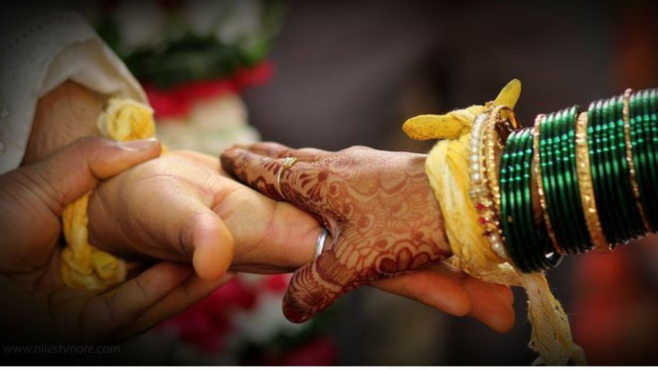 ವಿಚ್ಛೇದನ ನೀಡದೆ ಗುಟ್ಟಾಗಿ ಮತ್ತೊಂದು ಮದುವೆಗೆ ಸಿದ್ಧನಾದ ಪತಿರಾಯ; ಮದುವೆ ಮಂಟಪಕ್ಕೆ ನುಗ್ಗಿ ಮೊದಲ ಪತ್ನಿಯ ಹೈ ಡ್ರಾಮ ವಿಚ್ಛೇದನ ನೀಡದೆ ಗುಟ್ಟಾಗಿ ಮತ್ತೊಂದು ಮದುವೆಗೆ ಸಿದ್ಧನಾದ ಪತಿರಾಯ; ಮದುವೆ ಮಂಟಪಕ್ಕೆ ನುಗ್ಗಿ ಮೊದಲ ಪತ್ನಿಯ ಹೈ ಡ್ರಾಮ