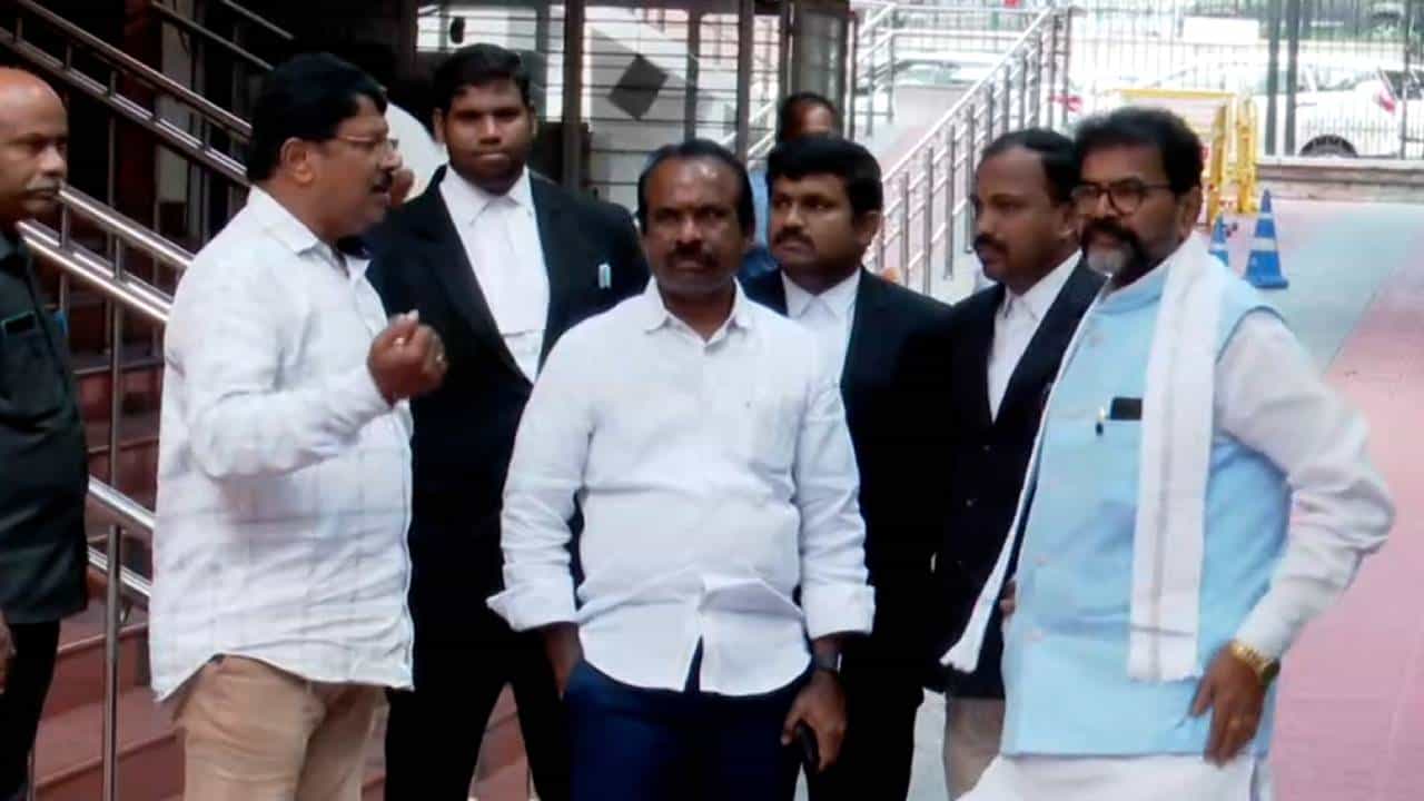 ಬಳ್ಳಾರಿ ಜಿಲ್ಲಾಸ್ಪತ್ರೆಯಲ್ಲಿ ಬಾಣಂತಿಯರ ಸರಣಿ ಸಾವು: ಲೋಕಾಯುಕ್ತಕ್ಕೆ ಬಿಜೆಪಿ ದೂರು ಬಳ್ಳಾರಿ ಜಿಲ್ಲಾಸ್ಪತ್ರೆಯಲ್ಲಿ ಬಾಣಂತಿಯರ ಸರಣಿ ಸಾವು: ಲೋಕಾಯುಕ್ತಕ್ಕೆ ಬಿಜೆಪಿ ದೂರು