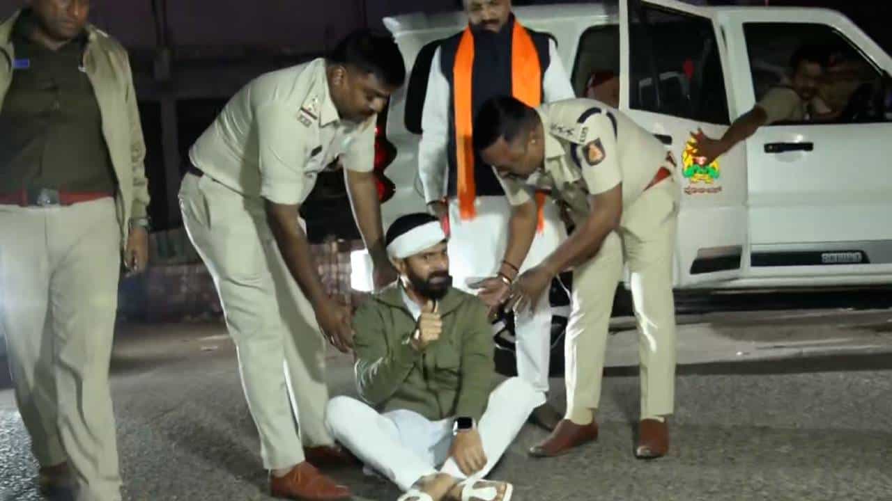 ಲಕ್ಷ್ಮೀ ಹೆಬ್ಬಾಳ್ಕರ್ಗೆ ನಿಂದನೆ ಆರೋಪ: ಸಿಟಿ ರವಿ ವಿರುದ್ಧ ಮಹಿಳಾ ಆಯೋಗಕ್ಕೆ ದೂರು ಲಕ್ಷ್ಮೀ ಹೆಬ್ಬಾಳ್ಕರ್ಗೆ ನಿಂದನೆ ಆರೋಪ: ಸಿಟಿ ರವಿ ವಿರುದ್ಧ ಮಹಿಳಾ ಆಯೋಗಕ್ಕೆ ದೂರು