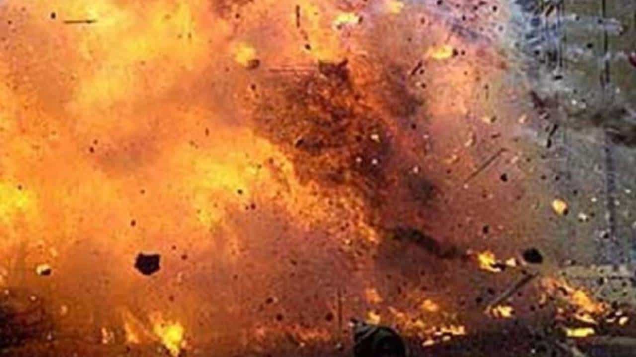 West Bengal Bomb Blast: ಮುರ್ಷಿದಾಬಾದ್ನಲ್ಲಿ ಬಾಂಬ್ ತಯಾರಿಸುವಾಗ ಸ್ಫೋಟ, ಮೂವರು ಸಾವು West Bengal Bomb Blast: ಮುರ್ಷಿದಾಬಾದ್ನಲ್ಲಿ ಬಾಂಬ್ ತಯಾರಿಸುವಾಗ ಸ್ಫೋಟ, ಮೂವರು ಸಾವು