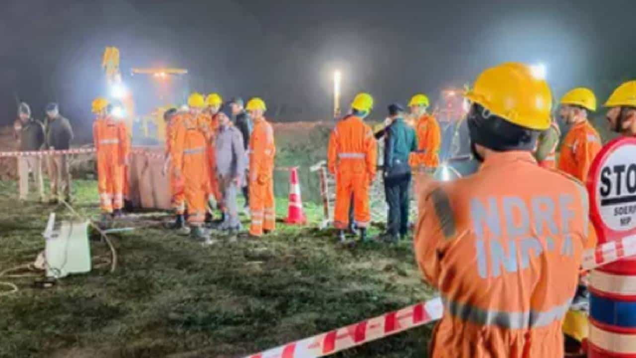 Madhya Pradesh: 140 ಅಡಿ ಆಳದ ಕೊಳವೆ ಬಾವಿಗೆ ಬಿದ್ದ ಬಾಲಕ Madhya Pradesh: 140 ಅಡಿ ಆಳದ ಕೊಳವೆ ಬಾವಿಗೆ ಬಿದ್ದ ಬಾಲಕ