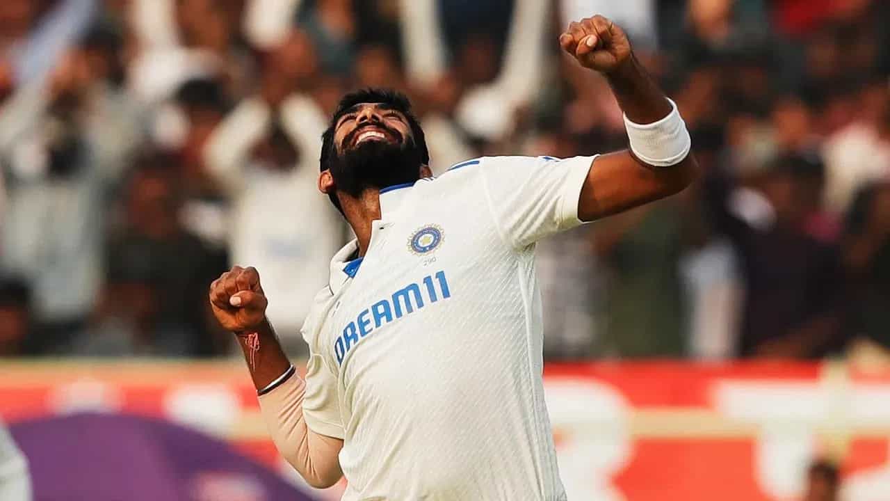 ಐಸಿಸಿ ಟೆಸ್ಟ್ ಬೌಲರ್ಗಳ ನೂತನ ರ್ಯಾಂಕಿಂಗ್ ಪಟ್ಟಿಯನ್ನು ಪ್ರಕಟಿಸಿದೆ. ಈ ಬಾರಿ ಅಗ್ರಸ್ಥಾನದಲ್ಲಿ ಕಾಣಿಸಿಕೊಂಡಿರುವುದು ಟೀಮ್ ಇಂಡಿಯಾ ವೇಗಿ ಜಸ್ಪ್ರೀತ್ ಬುಮ್ರಾ. ಅದು ಕೂಡ 904 ಅಂಕಗಳನ್ನು ಪಡೆಯುವ ಮೂಲಕ ಎಂಬುದೇ ವಿಶೇಷ.