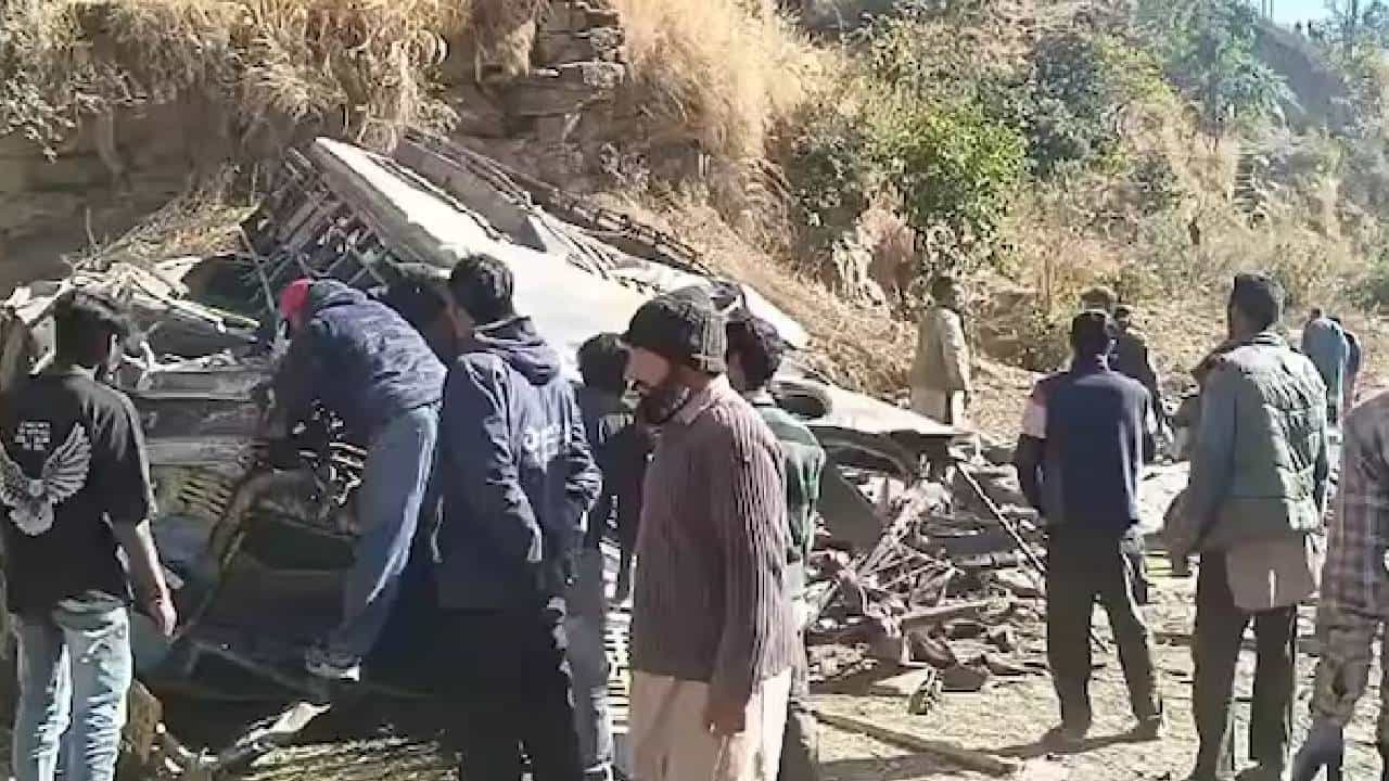 Himachal Pradesh: ಕಂದಕಕ್ಕೆ ಉರುಳಿದ ಬಸ್, ಓರ್ವ ಸಾವು, 20ಕ್ಕೂ ಹೆಚ್ಚು ಮಂದಿಗೆ ಗಂಭೀರ ಗಾಯ Himachal Pradesh: ಕಂದಕಕ್ಕೆ ಉರುಳಿದ ಬಸ್, ಓರ್ವ ಸಾವು, 20ಕ್ಕೂ ಹೆಚ್ಚು ಮಂದಿಗೆ ಗಂಭೀರ ಗಾಯ