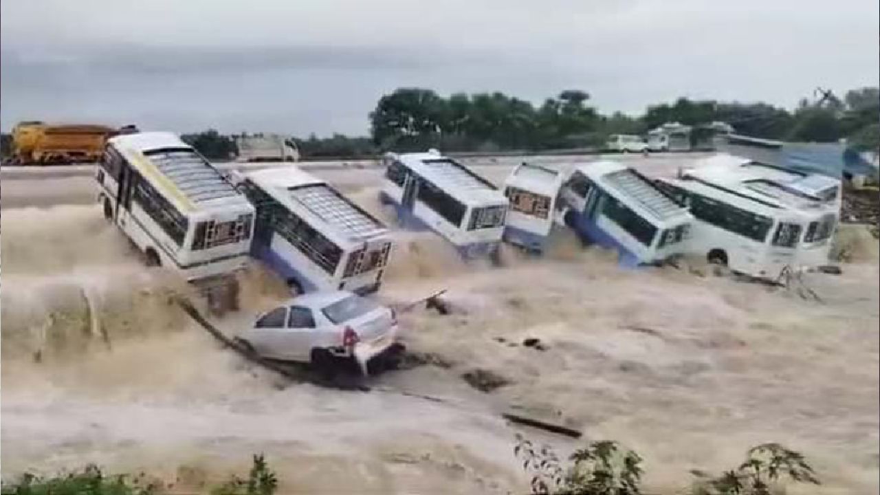 Cyclone Fengal: ತಮಿಳುನಾಡಿನಲ್ಲಿ ಫೆಂಗಲ್ ಚಂಡಮಾರುತದ ಅಬ್ಬರ; ಕೊಚ್ಚಿಹೋದ ಬಸ್​ಗಳು