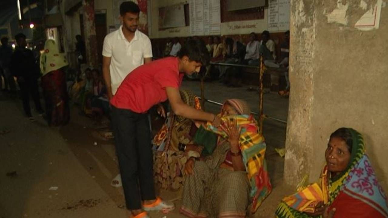 ಈ ಬಾರಿ ಗದಗ ಜಿಲ್ಲೆಯಲ್ಲಿ ವಿಪರೀತ ಚಳಿಗೆ ಜನರು ಕಂಗಾಲಾಗಿದ್ದಾರೆ. ಹೊತ್ತು ಮುಳುಗುವದರೊಳಗಾಗಿ ಚಳಿ ಶುರುವಾಗಿ ಬಿಡುತ್ತೆ. ಬೆಳಿಗ್ಗೆ 10 ಗಂಟೆಯಾದರೂ ಸಹ ಚಳಿಗೆ ಹೆದರಿ ಜನ ಹೊರಬರದಂತ ಪರಿಸ್ಥಿತಿ ಇದೆ. ಆದರೆ ಅದೆಷ್ಟೋ ನಿರ್ಗತಿಕರು, ಬಡವರು, ಭಿಕ್ಷುಕರು ಇಂತಹ ಕೊರೆಯುವ ಚಳಿಯಲ್ಲಿ ಒದ್ದಾಡುತ್ತಿದ್ದಾರೆ. ಹೀಗಾಗಿ ಇಂಥವರ ಕಷ್ಟಕ್ಕೆ ವಿದ್ಯಾರ್ಥಿಗಳ ಹೃದಯ ಮಿಡಿದಿದೆ. ವಿದ್ಯಾರ್ಥಿಗಳ ತಂಡವೊಂದು ಬೆಚ್ಚನೆಯ ಬ್ಲಾಂಕೆಟ್ ನೀಡುವ ಮೂಲಕ ಮಾನವೀಯತೆ ಮೆರೆದಿದ್ದಾರೆ.  
