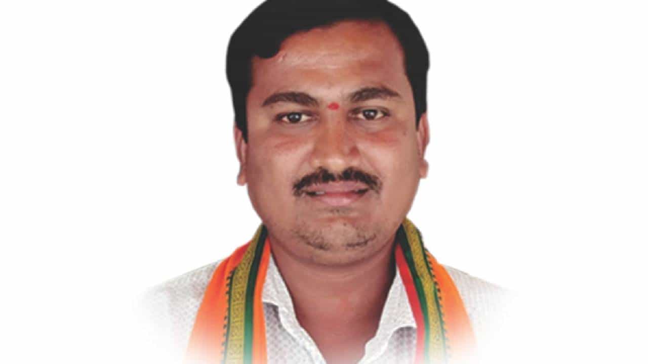 ಸಾಲ ಕೊಡಿಸುವುದಾಗಿ ಮಹಿಳೆಯನ್ನ ಲಾಡ್ಜ್ಗೆ ಕರೆದೊಯ್ದ, ಬಿಜೆಪಿ ಮುಖಂಡ ಅರೆಸ್ಟ್ ಸಾಲ ಕೊಡಿಸುವುದಾಗಿ ಮಹಿಳೆಯನ್ನ ಲಾಡ್ಜ್ಗೆ ಕರೆದೊಯ್ದ, ಬಿಜೆಪಿ ಮುಖಂಡ ಅರೆಸ್ಟ್