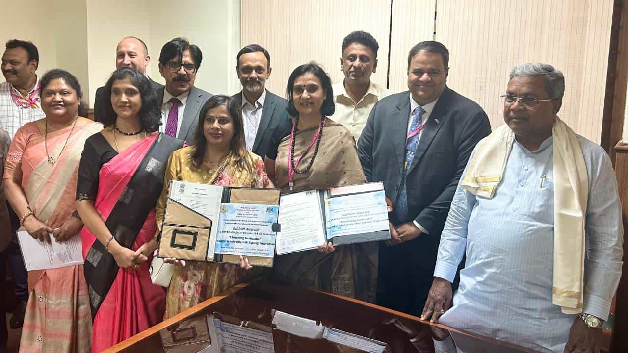 ಗೃಹಲಕ್ಷ್ಮಿ ಯೋಜನೆಯಂತೆ ವಿದ್ಯಾರ್ಥಿ ವೇತನ: ಇಂಗ್ಲೆಂಡ್ಗೆ ಕರ್ನಾಟಕ ಸ್ಫೂರ್ತಿ ಆಯ್ತಾ? ಗೃಹಲಕ್ಷ್ಮಿ ಯೋಜನೆಯಂತೆ ವಿದ್ಯಾರ್ಥಿ ವೇತನ: ಇಂಗ್ಲೆಂಡ್ಗೆ ಕರ್ನಾಟಕ ಸ್ಫೂರ್ತಿ ಆಯ್ತಾ?