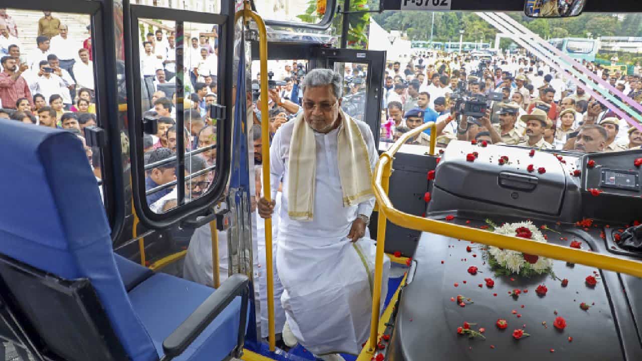 ಉಚಿತ ಯೋಜನೆಯಿಂದ ಕಂಗೆಟ್ಟಿತಾ ಸರ್ಕಾರ?; 4 ಸಾರಿಗೆ ಸಂಸ್ಥೆಗಳಿಗೆ 2000 ಕೋಟಿ ಸಾಲ ಪಡೆಯಲು ಒಪ್ಪಿಗೆ ಉಚಿತ ಯೋಜನೆಯಿಂದ ಕಂಗೆಟ್ಟಿತಾ ಸರ್ಕಾರ?; 4 ಸಾರಿಗೆ ಸಂಸ್ಥೆಗಳಿಗೆ 2000 ಕೋಟಿ ಸಾಲ ಪಡೆಯಲು ಒಪ್ಪಿಗೆ