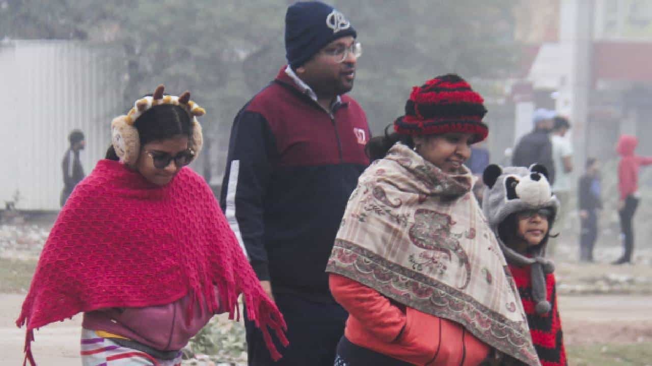Karnataka Weather: ಕರ್ನಾಟಕದಾದ್ಯಂತ ಶೀತ ಗಾಳಿ, ಮಂಜು ಮುಸುಕಿದ ವಾತಾವರಣ Karnataka Weather: ಕರ್ನಾಟಕದಾದ್ಯಂತ ಶೀತ ಗಾಳಿ, ಮಂಜು ಮುಸುಕಿದ ವಾತಾವರಣ