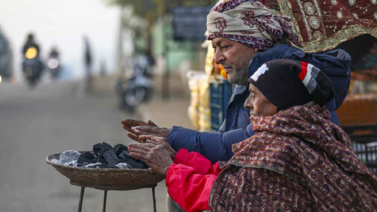 Karnataka Weather: ಕರ್ನಾಟಕದೆಲ್ಲೆಡೆ ಚುಮು ಚುಮು ಚಳಿ, ಗದಗ, ಬೀದರ್ನಲ್ಲಿ ಅತಿ ಕಡಿಮೆ ಉಷ್ಣಾಂಶ ದಾಖಲು Karnataka Weather: ಕರ್ನಾಟಕದೆಲ್ಲೆಡೆ ಚುಮು ಚುಮು ಚಳಿ, ಗದಗ, ಬೀದರ್ನಲ್ಲಿ ಅತಿ ಕಡಿಮೆ ಉಷ್ಣಾಂಶ ದಾಖಲು