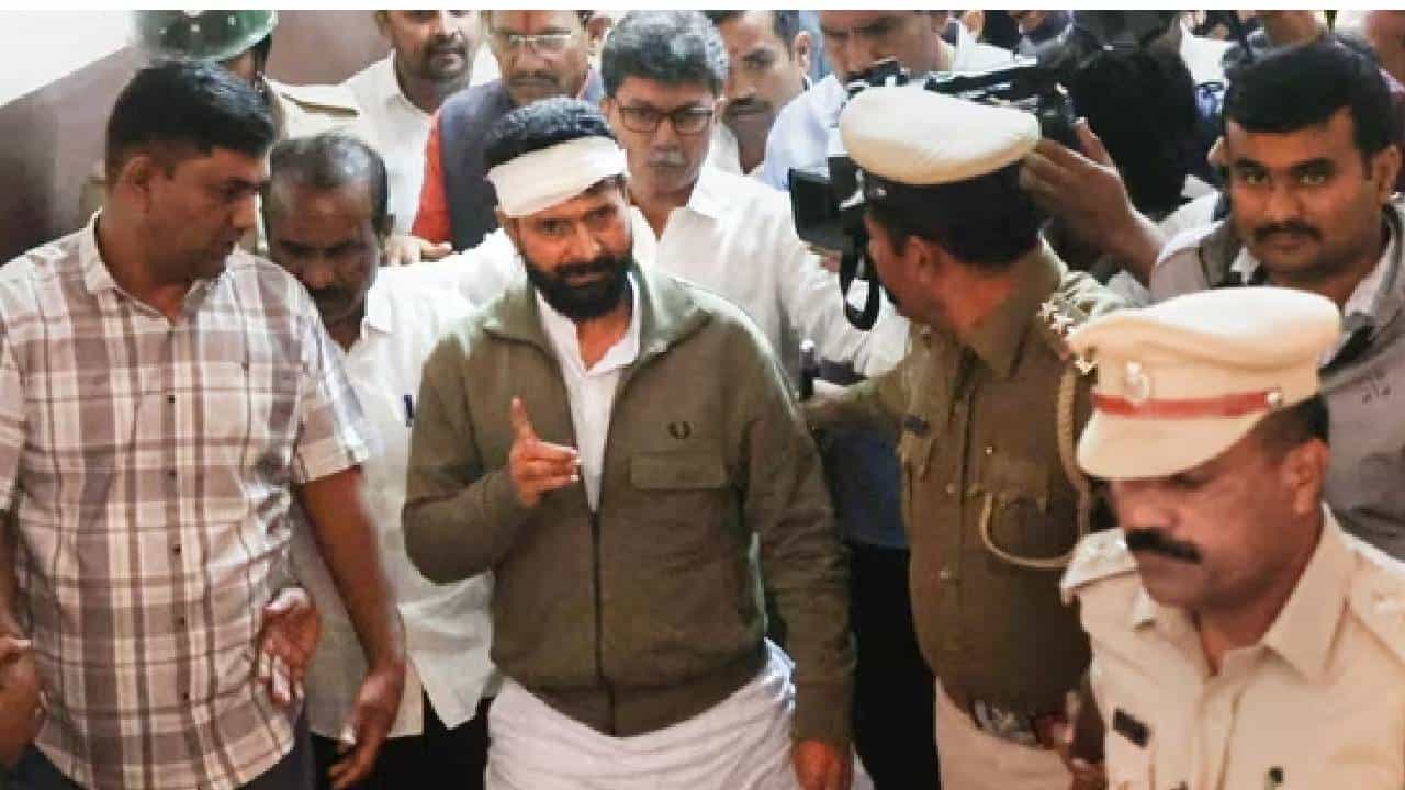 ಬೆಳಗಾವಿ ಕೋರ್ಟ್ ಮಹತ್ವದ ಆದೇಶ: ಸಿಟಿ ರವಿ ಬೆಂಗಳೂರಿಗೆ ಶಿಫ್ಟ್! ಬೆಳಗಾವಿ ಕೋರ್ಟ್ ಮಹತ್ವದ ಆದೇಶ: ಸಿಟಿ ರವಿ ಬೆಂಗಳೂರಿಗೆ ಶಿಫ್ಟ್!