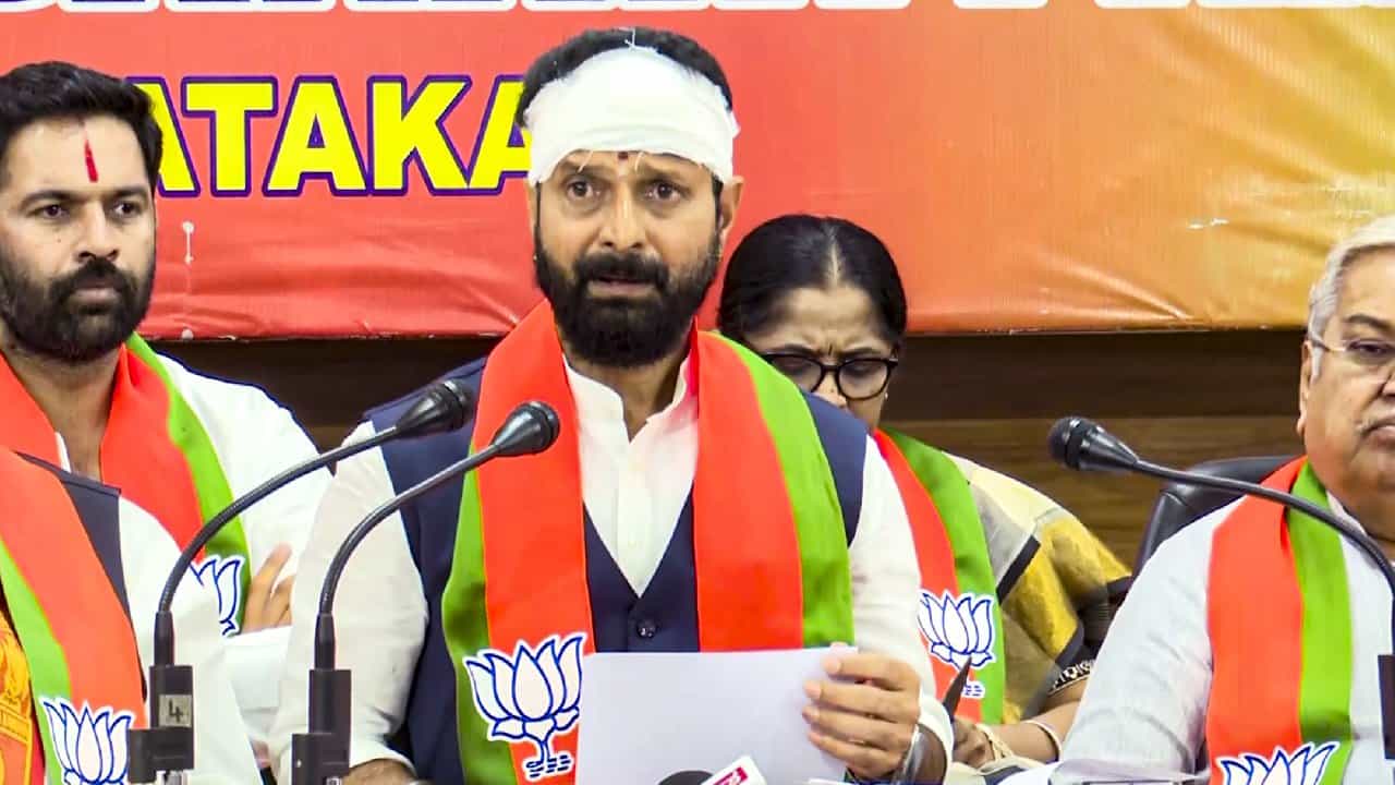 ನಾನು ಕೊಟ್ಟ ದೂರಿನ ಬಗ್ಗೆ ಯಾಕೆ ಕ್ರಮ ಕೈಗೊಂಡಿಲ್ಲ?; ಚಿಕ್ಕಮಗಳೂರಿನಲ್ಲಿ ಸಿ.ಟಿ ರವಿ ಸುದ್ದಿಗೋಷ್ಠಿ ನಾನು ಕೊಟ್ಟ ದೂರಿನ ಬಗ್ಗೆ ಯಾಕೆ ಕ್ರಮ ಕೈಗೊಂಡಿಲ್ಲ?; ಚಿಕ್ಕಮಗಳೂರಿನಲ್ಲಿ ಸಿ.ಟಿ ರವಿ ಸುದ್ದಿಗೋಷ್ಠಿ
