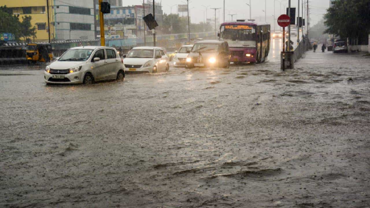 Fengal Cyclone: ತಮಿಳುನಾಡಿನಲ್ಲಿ ಫೆಂಗಲ್ ಚಂಡಮಾರುತದ ಅಬ್ಬರ, ವಿದ್ಯುದಾಘಾತ, ಭೂಕುಸಿತದಿಂದ 3 ಮಂದಿ ಸಾವು Fengal Cyclone: ತಮಿಳುನಾಡಿನಲ್ಲಿ ಫೆಂಗಲ್ ಚಂಡಮಾರುತದ ಅಬ್ಬರ, ವಿದ್ಯುದಾಘಾತ, ಭೂಕುಸಿತದಿಂದ 3 ಮಂದಿ ಸಾವು