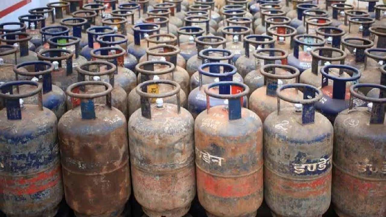 LPG Cylinder Price: ವಾಣಿಜ್ಯ ಬಳಕೆಯ 19 ಕೆಜಿ ಸಿಲಿಂಡರ್ ದರ ಹೆಚ್ಚಳ LPG Cylinder Price: ವಾಣಿಜ್ಯ ಬಳಕೆಯ 19 ಕೆಜಿ ಸಿಲಿಂಡರ್ ದರ ಹೆಚ್ಚಳ