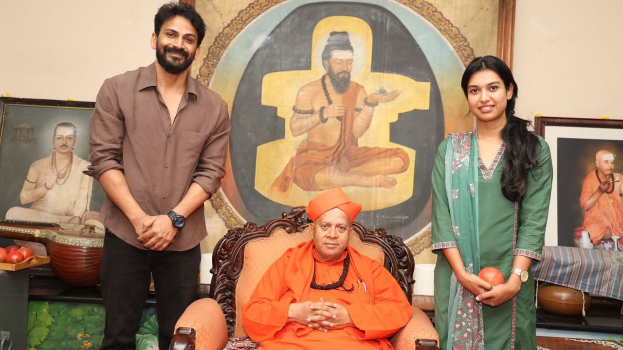 ಡಾಕ್ಟರ್ ಶಿವಮೂರ್ತಿ ಶಿವಾಚಾರ್ಯ ಮಹಾಸ್ವಾಮೀಜಿ , ತರಳಬಾಳು ಅವರಿಗೆ ವಿವಾಹ ಪತ್ರಿಕೆ ಆಹ್ವಾನ ನೀಡಿದ ನಟ ಡಾಲಿ ಧನಂಜಯ ಹಾಗೂ ಧನ್ಯತಾ. ಕೆಲ ಮಠಗಳ ಭಕ್ತರಾಗಿರುವ ಡಾಲಿ, ಸ್ವಾಮೀಜಿಗಳ ಜೊತೆ ಗುರು-ಶಿಷ್ಯ ಬಾಂಧವ್ಯ ಹೊಂದಿದ್ದಾರೆ.