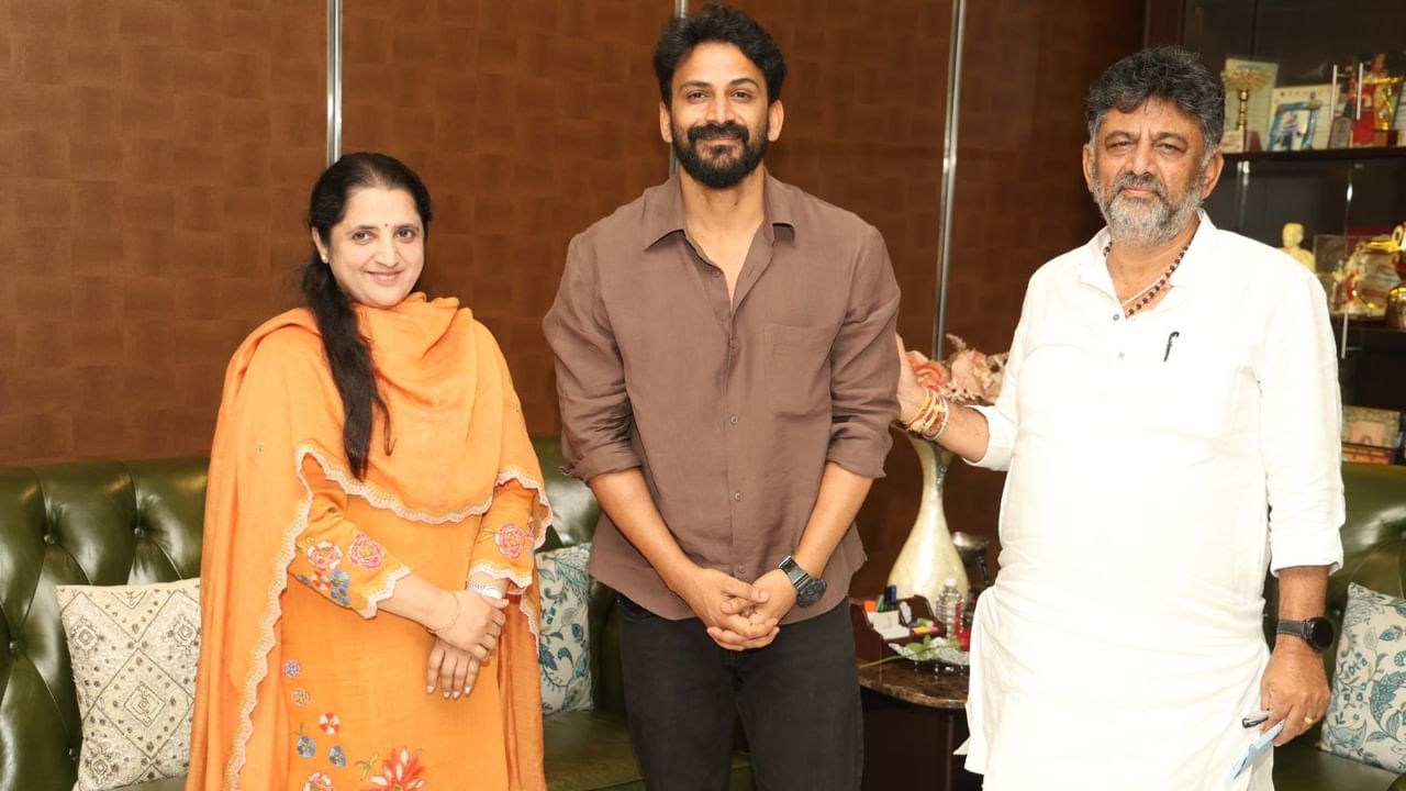 ಇದೀಗ ರಾಜ್ಯದ ಉಪಮುಖ್ಯಮಂತ್ರಿ ಡಿಕೆ ಶಿವಕುಮಾರ್ ಅವರಿಗೆ ಮದುವೆ ಆಮಂತ್ರಣ ಪತ್ರಿಕೆ ನೀಡಿದ್ದಾರೆ. ಡಿಕೆ ಶಿವಕುಮಾರ್ ಅವರ ನಿವಾಸಕ್ಕೆ ತೆರಳಿ ಆಮಂತ್ರಣ ಪತ್ರಿಕೆಯನ್ನು ಡಾಲಿ ಧನಂಜಯ್ ನೀಡಿದ್ದು, ಈ ವೇಳೆ ಡಿಕೆಶಿ ಅವರ ಪತ್ನಿಯೂ ಸಹ ಇದ್ದರು.